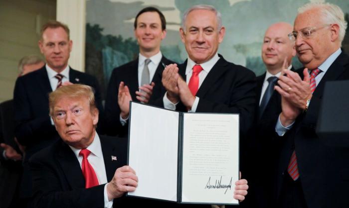 Под присмотром Биньямина Нетаньяху Трамп подписывает документ о признании израильского суверинитета над Голанскими высотами