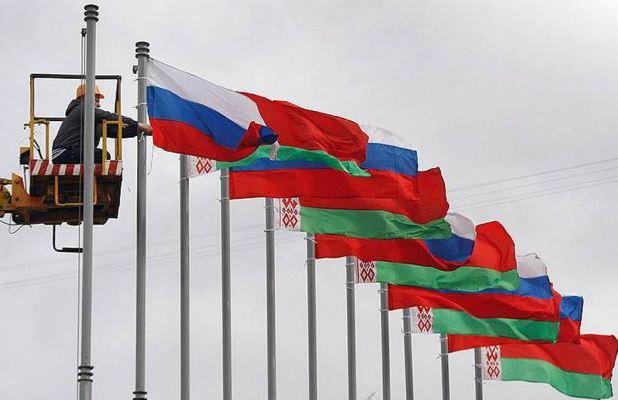 Белорусские и российские флаги