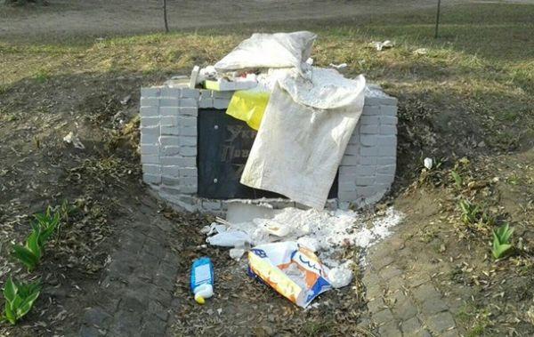 Памятник бандеровцам в Харькове закидали мусором
