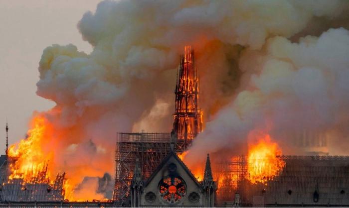 Собор Парижской Богоматери частично сгорел