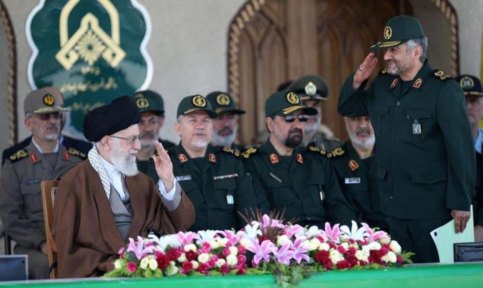 Командующий КСИР Касем Сулеймани и духовный лидер Ирана аятолла Али Хаменеи