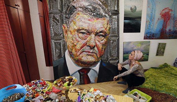 Художница Дарья Марченко заканчивает портрет президента Украины