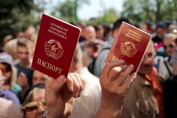 Очереди в Донбассе за получением российского гражданства