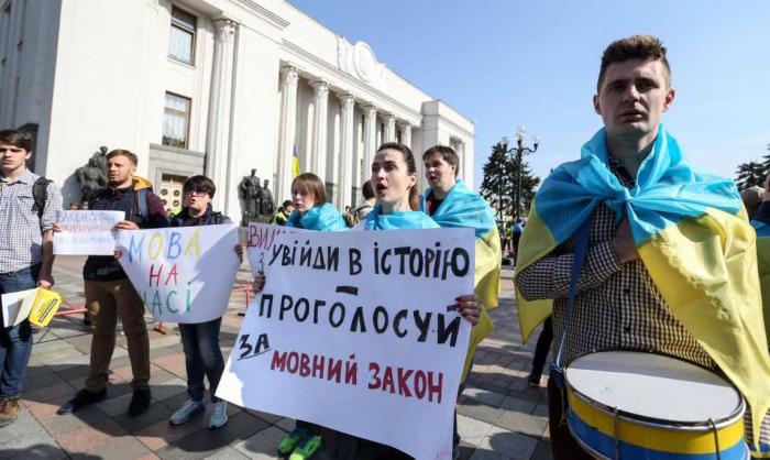 Украинские националисты активно поддержали дискриминационный языковой закон