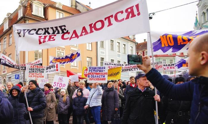 Русские в Прибалтике до сих пор борются за гражданские права.