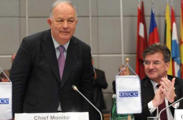 Действующий председатель ОБСЕ Министр иностранных дел и по делам Европы Словакии Мирослав Лайчак вручил послу Апакану медаль ОБСЕ.