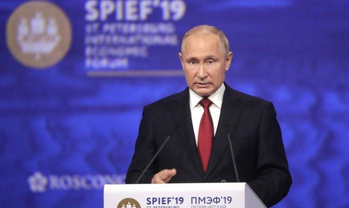 Президент России выступает на Санкт-Петербургском экономическом форуме-2019