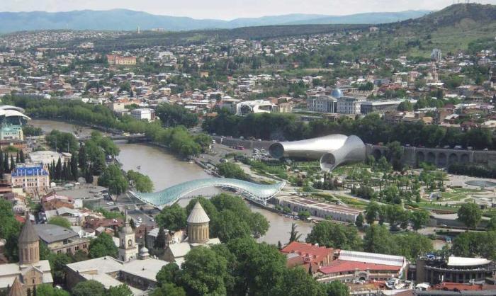 Панорама грузинской столицы Тбилиси и архитектурной конструкцией, известной как "штаны Саакашвили".