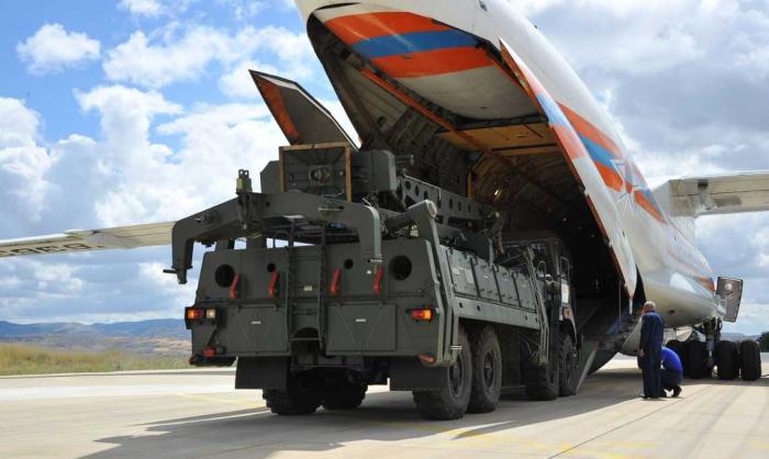 Выгрузка элементов зенитной ракетной системы С-400 на авиабазе Мюртед, 12 июля 2019 г.