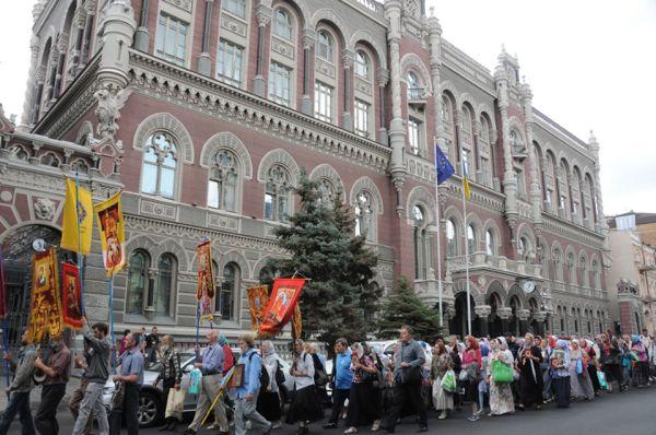 В столице Украины состоялся Крестный ход в память о 101-й годовщине расстрела царя Николая II, его семьи и его слуг. Организовал шествие Союз православных братств Украины.