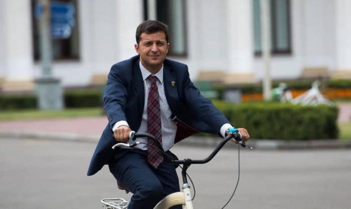 Президент Украины Владимир Зеленский осваивает передовые экологичные виды передвижения