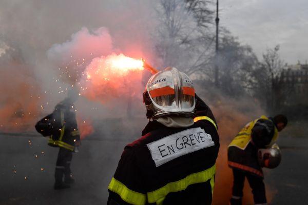 Во Франции ширятся забастовки и учащаются беспорядки