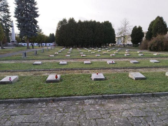 Поляки зажгли сотни свечей на могилах советских воинов