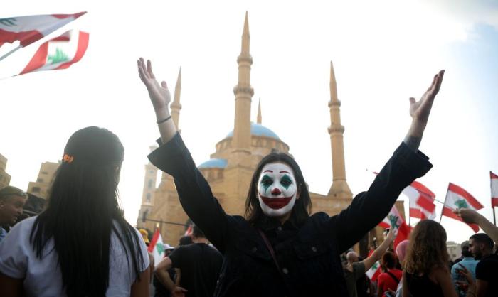 Маска Джокера на массовых протестах в Ливане