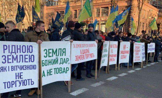 Le Monde: Украинцы вышли на улицы, протестуя против продажи земли