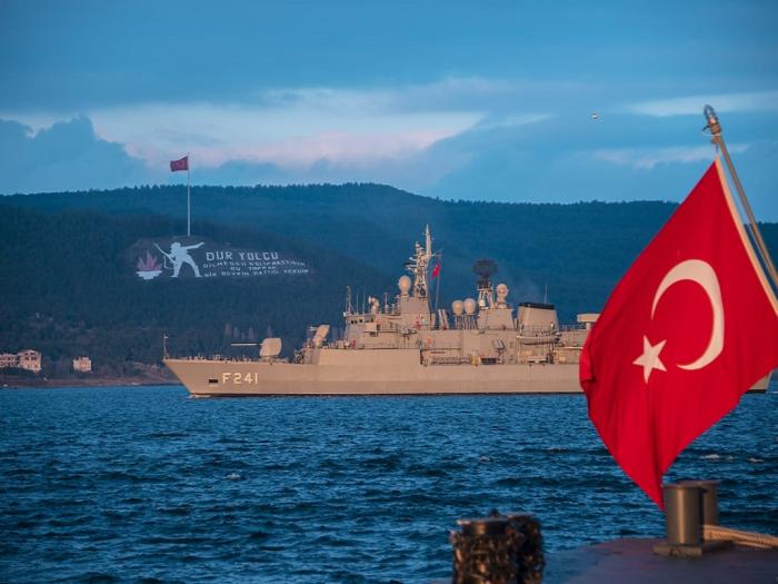 Турецкий корабль в проливе Босфор