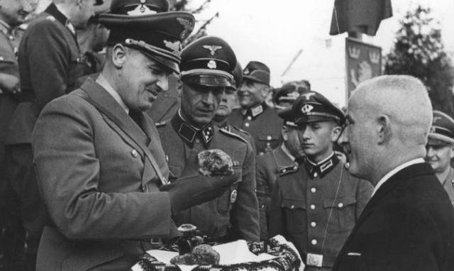 Поляки встречают немецко-фашистских "освободителей"