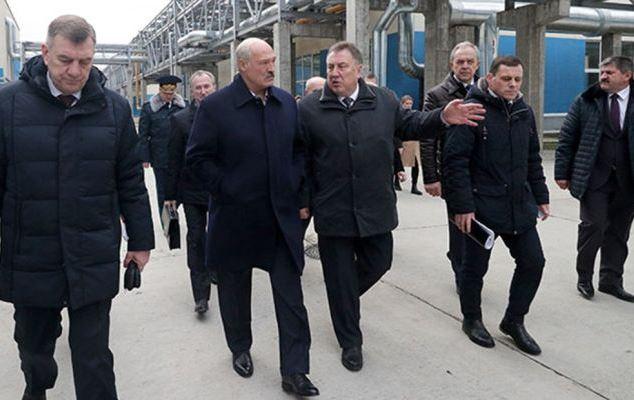 Президент Беларуси Александр Лукашенко во время посещения бумажной фабрики в Добруше 4 февраля