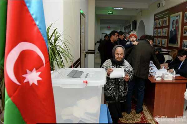 На одном из избирательных участков в Баку во время парламентских выборов в Азербайджане 9 февраля 2020 года