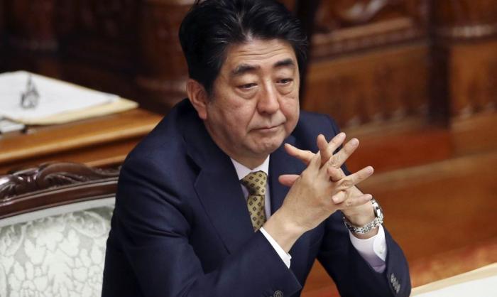 Синдзо Абэ готовится к решению