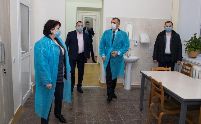 Премьер-министр Ион Кику и министр здравоохранения Виорика Думбрэвяну в инфекционной больнице Кишинёва