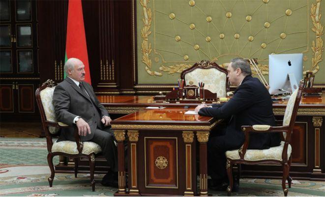 Министр здравоохранения Беларуси Владимир Караник с докладом у президента страны Александра Лукашенко