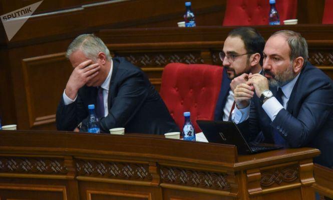 Премьер-министр Никол Пашинян в парламенте Армении