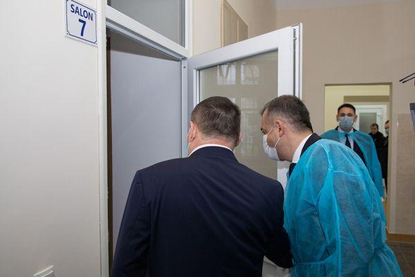 Премьер-министр Молдовы Ион Кику осматривает инфекционные боксы в больнице Минздрава