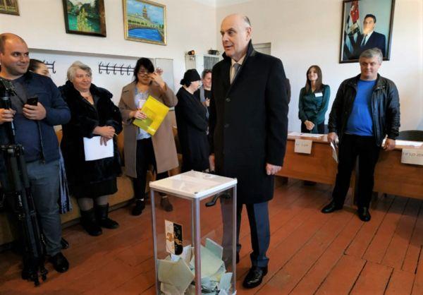 Кандидат в президенты Аслан Бжания проголосовал в родном селе Тамыш.