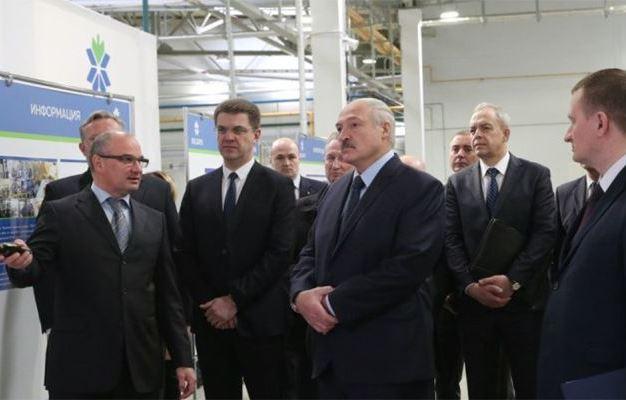 Президент Белоруссии Александр Лукашенко во время посещения ОАО «Белгипс»