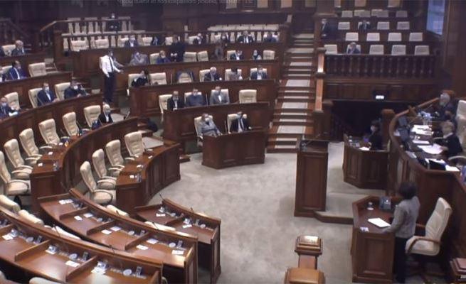 На чрезвычайное заседание парламента Молдовы пришло 39 депутатов