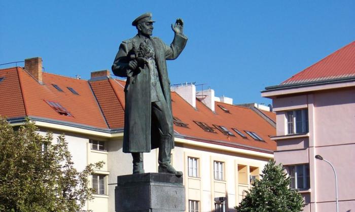 Снесённый вандалами памятник Ивану Коневу в Чехии