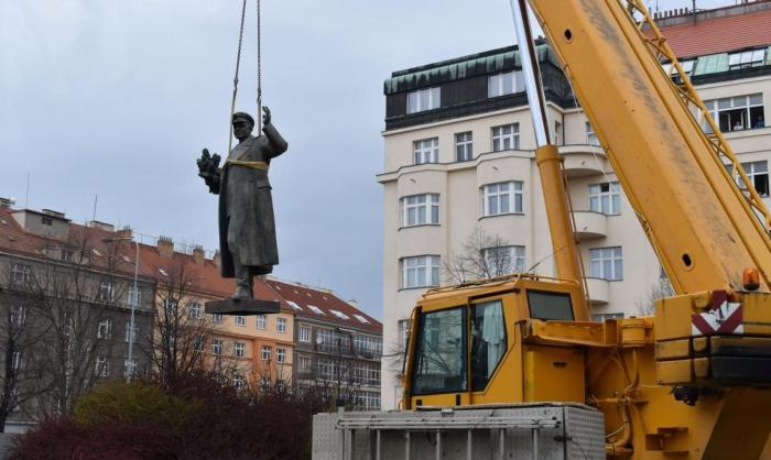 Снос Маршалу Коневу в Праге - очередной акт вандализма, предположительно поддержанный американской фирмой