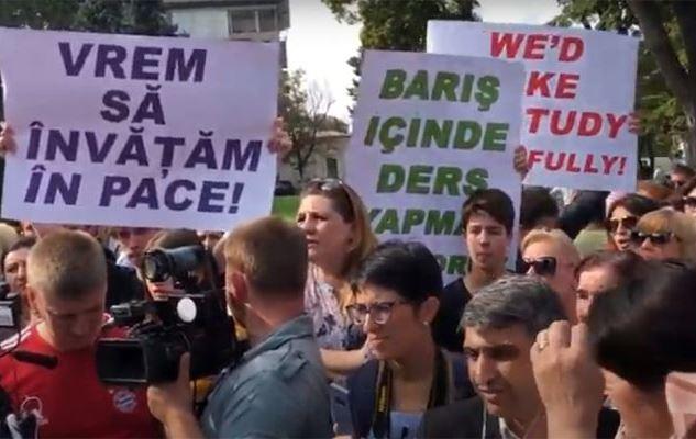 Митинг в Молдове в защиту турецких учителей