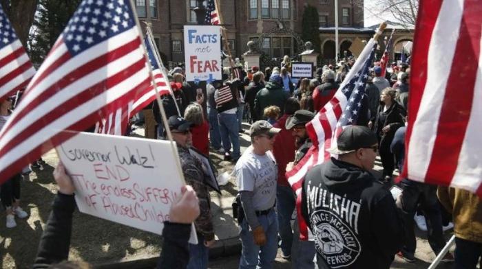 В Мичигане протестуют против карантина с оружием в руках