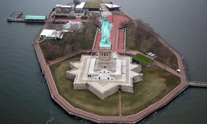 16 марта в связи с эпидемией власти Нью-Йорка поставили американскую Гекату на карантин. 