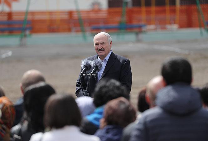 Президент Беларуси Александр Лукашенко на встрече с жителями Наровлянского района