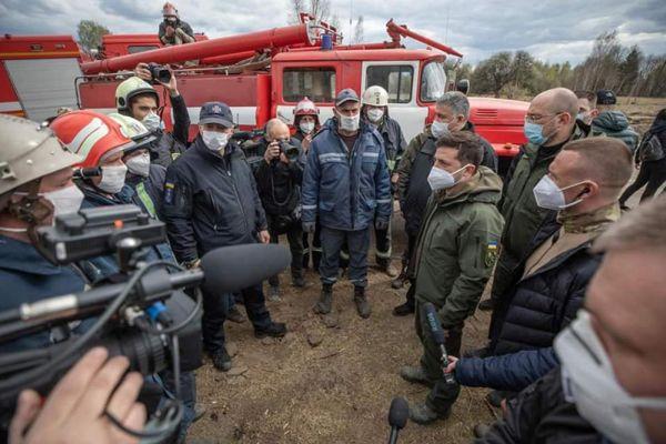 Президент Украины Владимир Зеленский прибыл в Зону отчуждения наградить пожарных