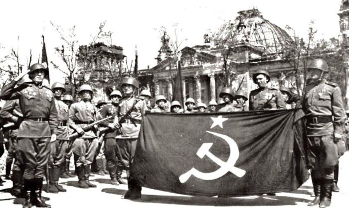 Советские солдаты в Берлине в мае 1945 года после окончания боёв за Рейхстаг