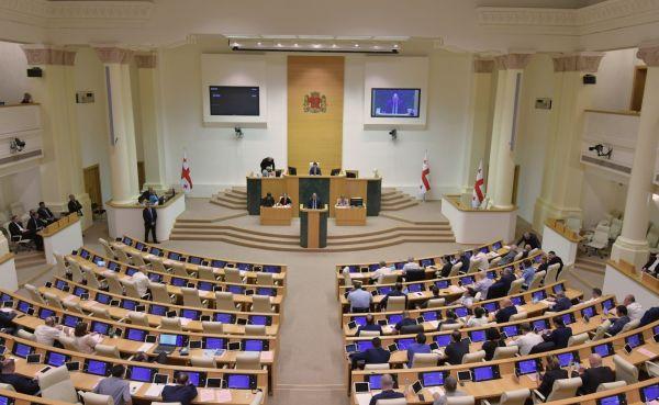 Парламент Грузии приостановил свою работу