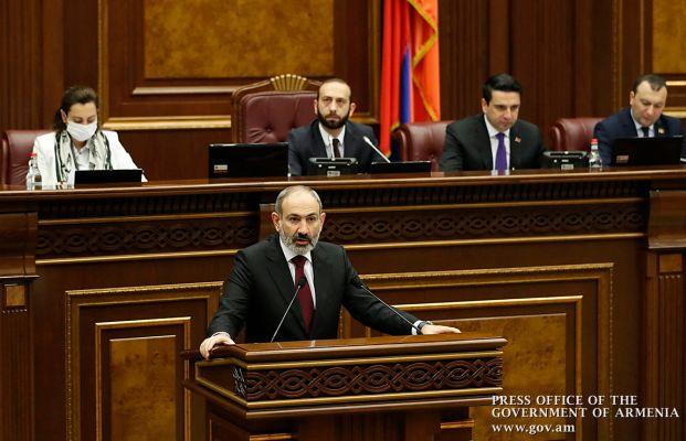 Премьер-министр Армении Никол Пашинян выступает в Национальном собрании 6 мая