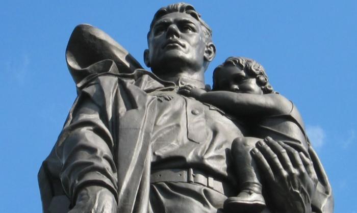 Памятник советскому солдату-освободителю в Трептов-парке, Берлин
