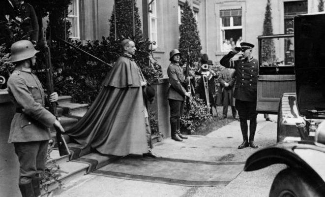 Католики в Германии рассказали, как Ватикан помогал Гитлеру