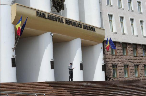 Молдавская оппозиция требует прекратить карантин в парламенте