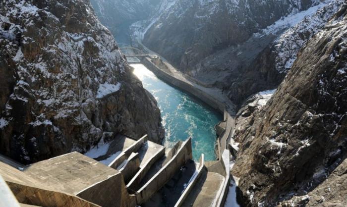 Токтогульская ГЭС в горах Киргизии