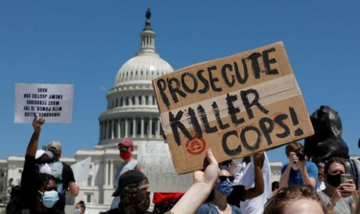 Протест против злоупотреблений властей США ширится