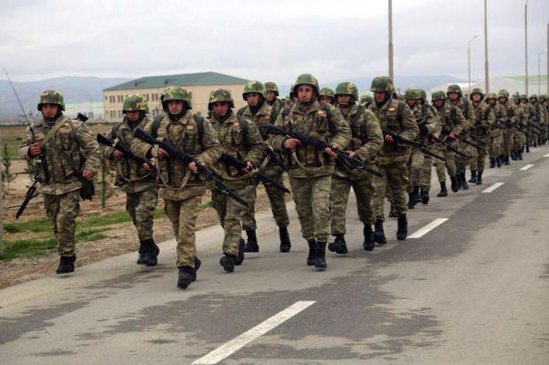 Военнослужащие ВС Азербайджана на учениях