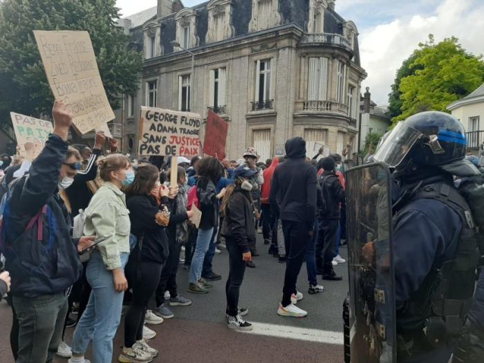 Выступления солидарности с американскими чернокожими захватывает Францию