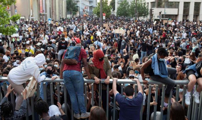 Массовые беспорядки в Париже с преимущественным участием молоодежи