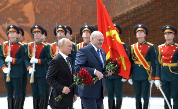 Владимир Путин и Александр Лукашенко на открытии Мемориала памяти под Ржевом